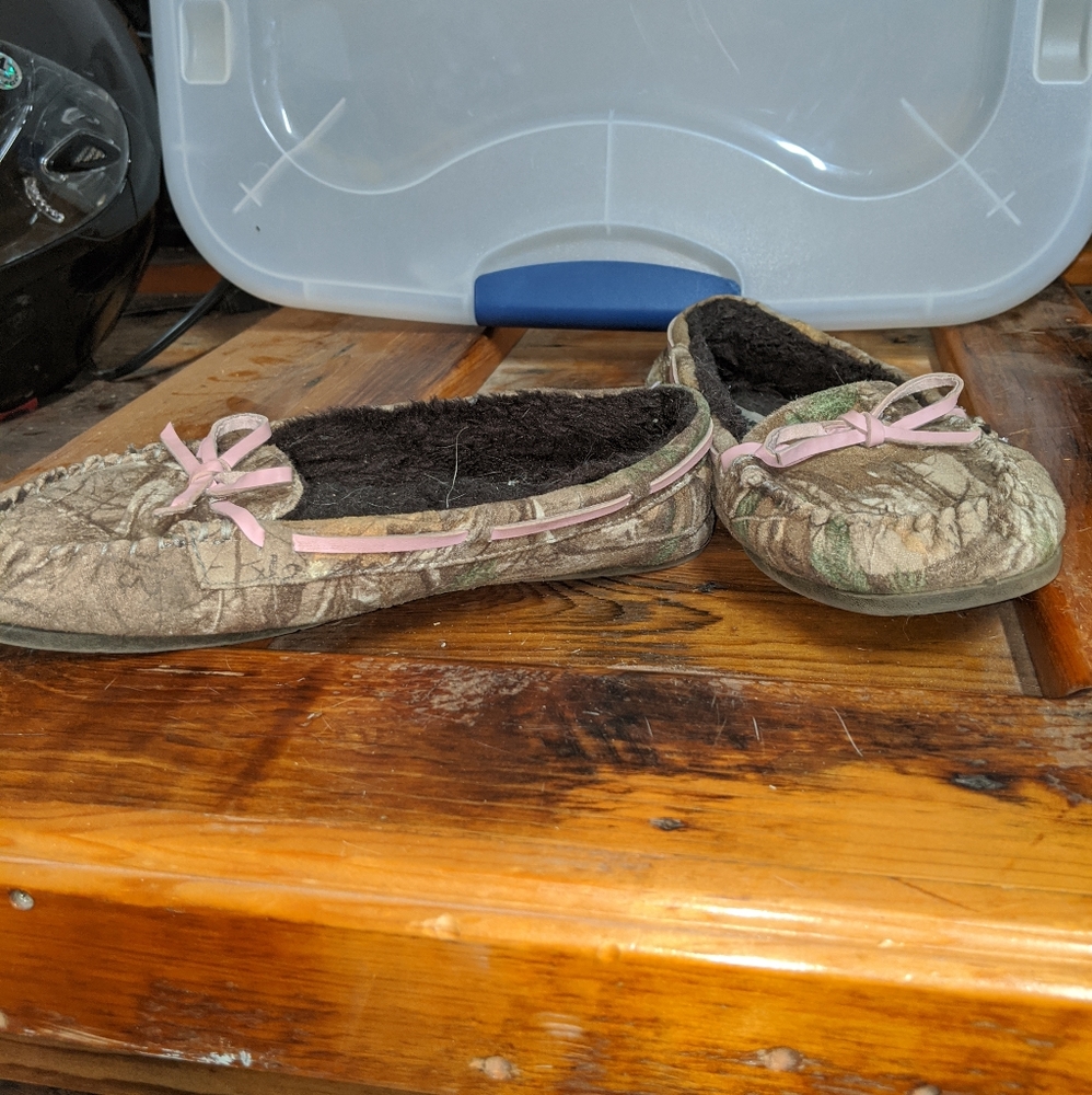 Camo Flat Slippers with Pink Bows - Picture 3 of 3